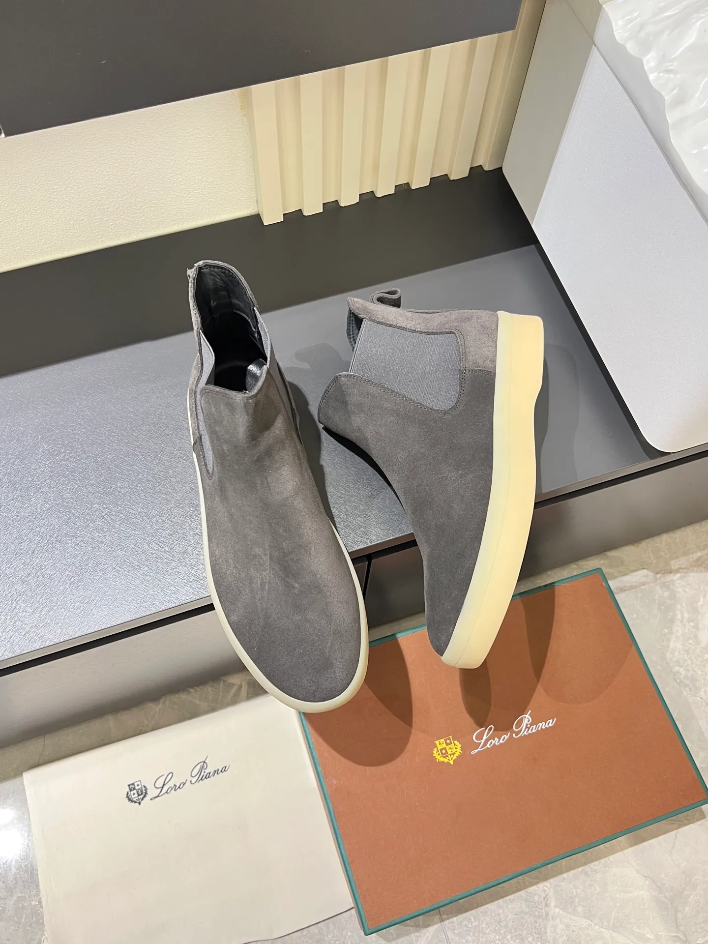 p440 Loro Piana's new niche winter men's mid-top shoes are shipped! The fabric is made of mercerized cowhide imported from Italy, with a sheepskin lining, which is comfortable, breathable and not stuffy to the feet. The outsole is made of natural rubber, which is wear-resistant and non-slip! Size: 38-44 (45.46.)